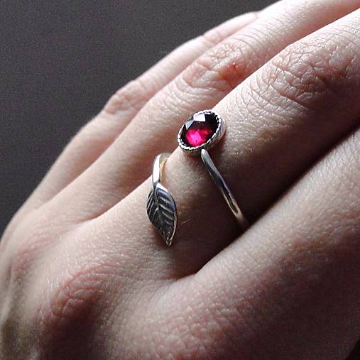 Simple Leaf Silver Gemstone Ring Ag925 / Strieborný prsteň s minerálom  (Faceted Garnet Rhodolite / Granát rodolit)