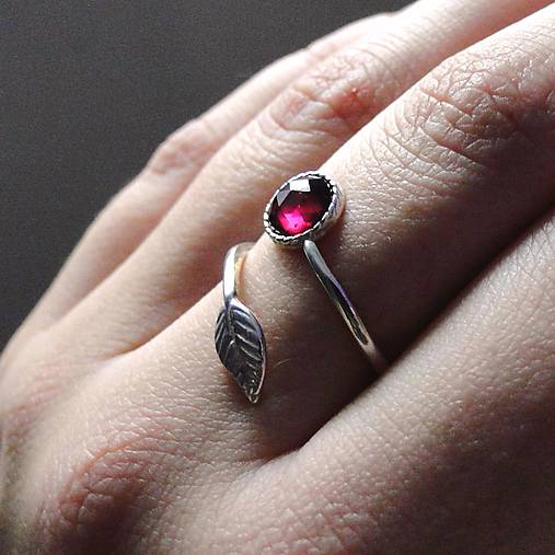 Simple Leaf Silver Gemstone Ring Ag925 / Strieborný prsteň s minerálom  (Faceted Garnet Rhodolite / Granát rodolit)