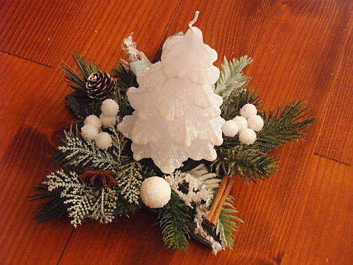 Dekorácie - Vianočný svietnik - sviečka biely stromček - 8918759_