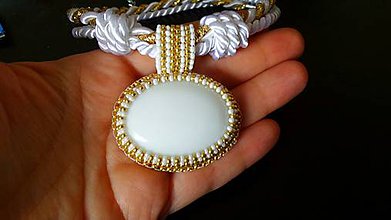 Náhrdelníky - bead embroidery zlato-biely šitý náhrdelník z rokajlu - 8924052_