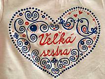 Detské oblečenie - Maľované tričko s ľudovoladený vzorom v tvare srdca a (S nápisom "Veľká sestra") - 8932597_