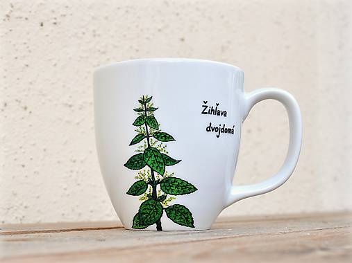 Nádoby - Maľovaný porcelánový hrnček - Bylinky (Žihľava dvojdomá) - 8970665_