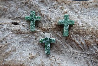 Minerály - Jadeit zelený krížik - 8977958_
