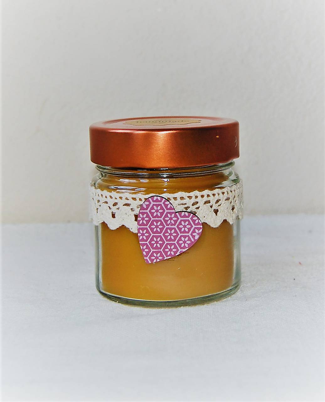 Sviečka z včelieho vosku v sklenenom pohári s fialovým srdiečkom