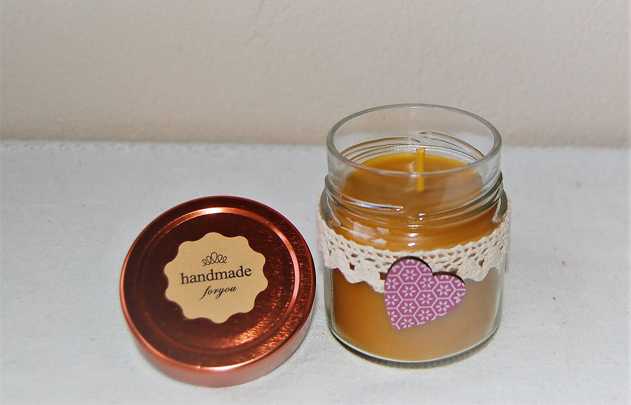 Sviečka z včelieho vosku v sklenenom pohári s fialovým srdiečkom