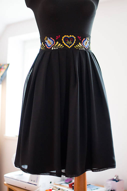 Čierna folk sukňa 