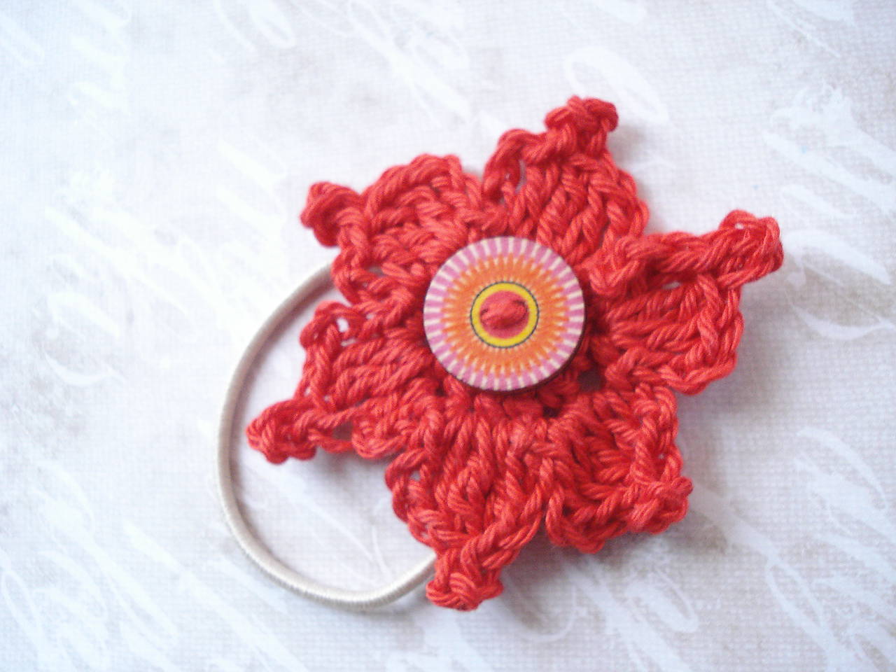 gumička - červený kvet s vintage gombíkom