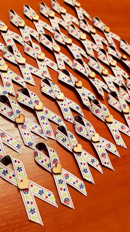 Svadobné pierka - folklórne svadobné pierko biele s dreveným srdiečkom - 9004140_