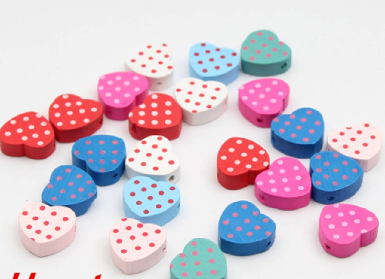 KD101 Korálka drevená srdiečko s bodkami 2 cm