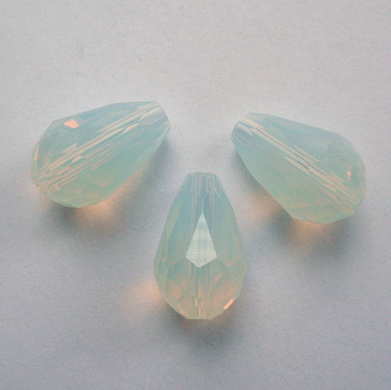 Sklenená brúsená kvapka 12x8mm-1ks (ľadovo biela)