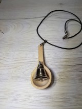Drevený náhrdelník / prívesok (vareška a zvonček)