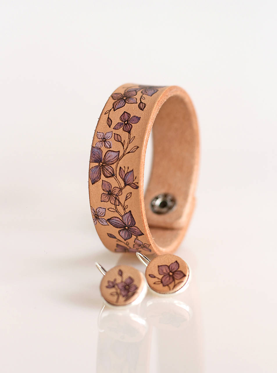 Elegantný kožený náramok a náušnice s ručnou maľbou "Hortenzia"