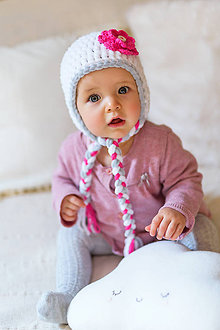 Detské čiapky - Zimná ušianka ... snehobiela so silno ružovým kvietkom - 9134467_
