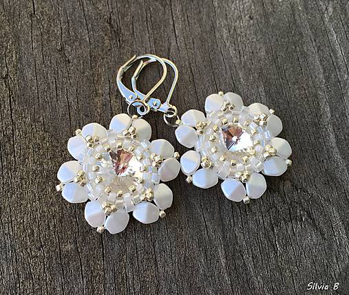 Náušnice - Nežné kvetinkové náušnice zo Swarovski rivoliek - 9133026_