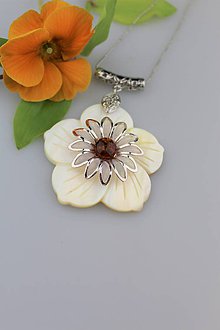 Náhrdelníky - Jantárový kvet - prívesok perleť a jantár - 9138252_