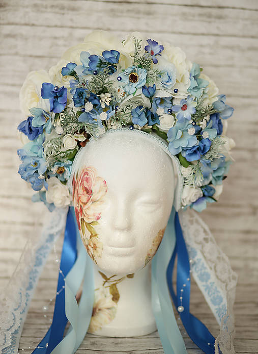 Modro-krémová kvetinová bohato zdobená folk parta