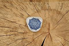 Dekorácie - Jemná kresba na modrom kruhu - Na kameni maľované - 9161103_