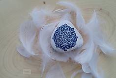 Dekorácie - Jemná kresba na modrom kruhu - Na kameni maľované - 9161106_