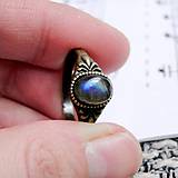 Prstene - Simple Mini Bronze Gemstone Ring / Jemný bronzový prsteň s minerálom /P0013 (Labradorit modrý) - 9177628_