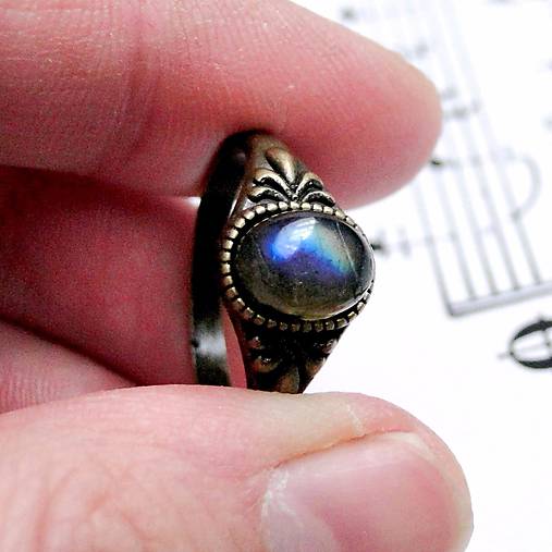 Simple Mini Bronze Gemstone Ring / Jemný bronzový prsteň s minerálom /P0013 (Labradorit modrý)