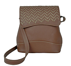 Kabelky - Ručne vyšívaná kožená kabelka v hnedej farbe-béžové vyšívanie - 9179962_
