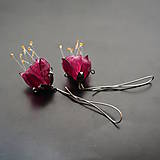Náušnice - Náušnice PET tmavo ružové puky s pylovými tyčinkami - 9181974_