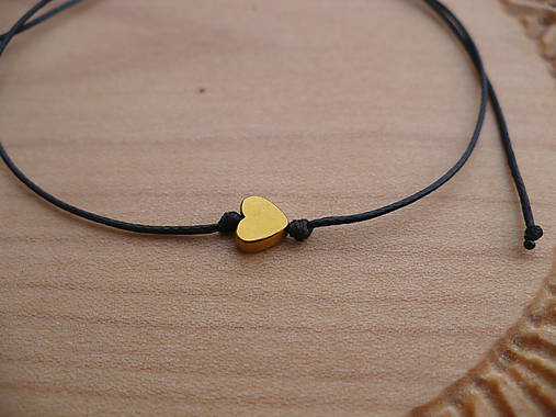 Náramky - jednoduchý šnúrkový náramok s hematitovým srdiečkom (Čierna) - 9185585_