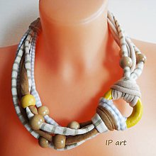 Náhrdelníky - Úpletový náhrdelník s kolečkem a korálky ze dřeva - 9197169_