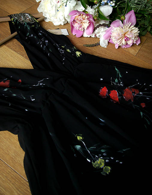 Ručne maľované krásne čierne šaty