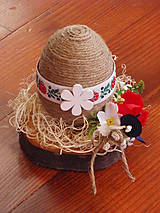 Dekorácie - Folklórna veľkonočná dekorácie - vajce na dreve - 9196418_