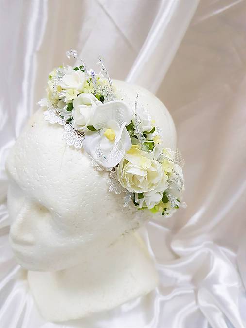 Svadobný biely kvetinový venček do vlasov so stuhou na viazačku