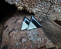 Náušnice - Trojuholníky 20 mm s kovovým efektom polovičné (strieborná) - 9216035_