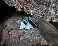 Náušnice - Trojuholníky 20 mm s kovovým efektom polovičné (strieborná) - 9216036_