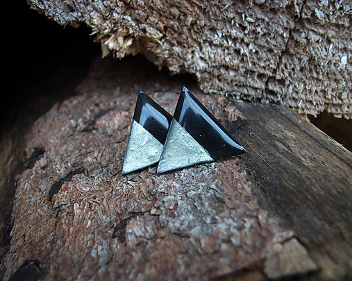 Trojuholníky 20 mm s kovovým efektom polovičné (strieborná)