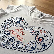 Detské oblečenie - Maľované tričko s ľudovoladený vzorom v tvare srdca a (S nápisom "Som mama ") - 9217257_