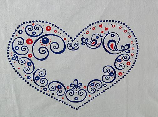Maľované tričko s ľudovoladený vzorom v tvare srdca a (nápisom: “Nevesta + dátum svadby”)