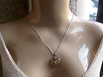 Náhrdelníky - Živicové srdiečko s kvetmi menšie- náhrdelník, chirurgická oceľ (AKCIA č.1833) - 9232490_