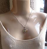 Náhrdelníky - Živicové srdiečko s kvetmi menšie- náhrdelník, chirurgická oceľ (AKCIA č.1833) - 9232492_