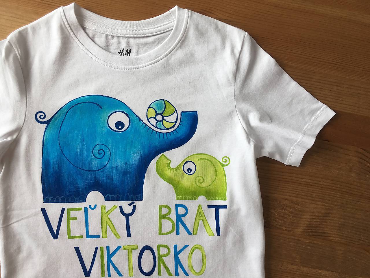 Maľované detské tričko so sloníkmi (Dva slony s loptou na svetlom tričku s nápisom "Malý brat" alebo "Veľký brat")
