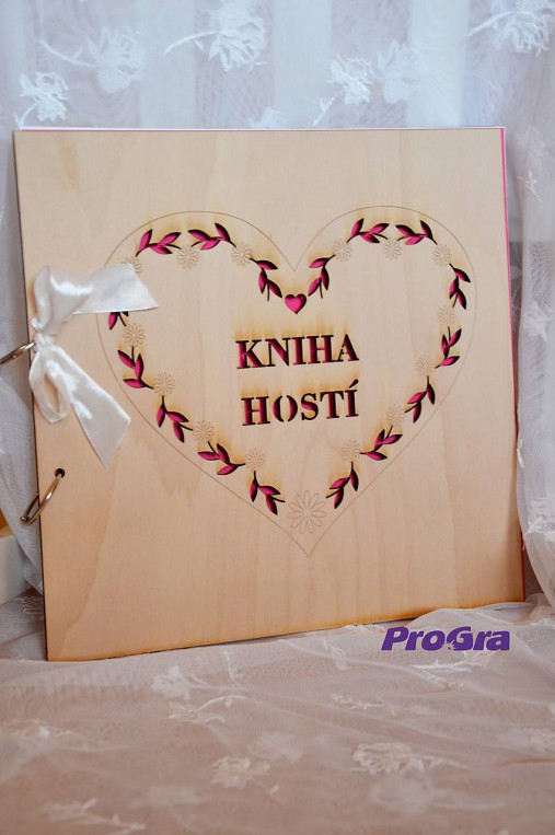Papiernictvo - Drevená kniha hostí - Vyrezávané srdiečko (30 x 30 cm) - 9247075_