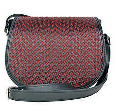 Kabelky - Lovecká kabelka ručne vyšívaná z pravej kože - červené vyšívanie - 9252510_