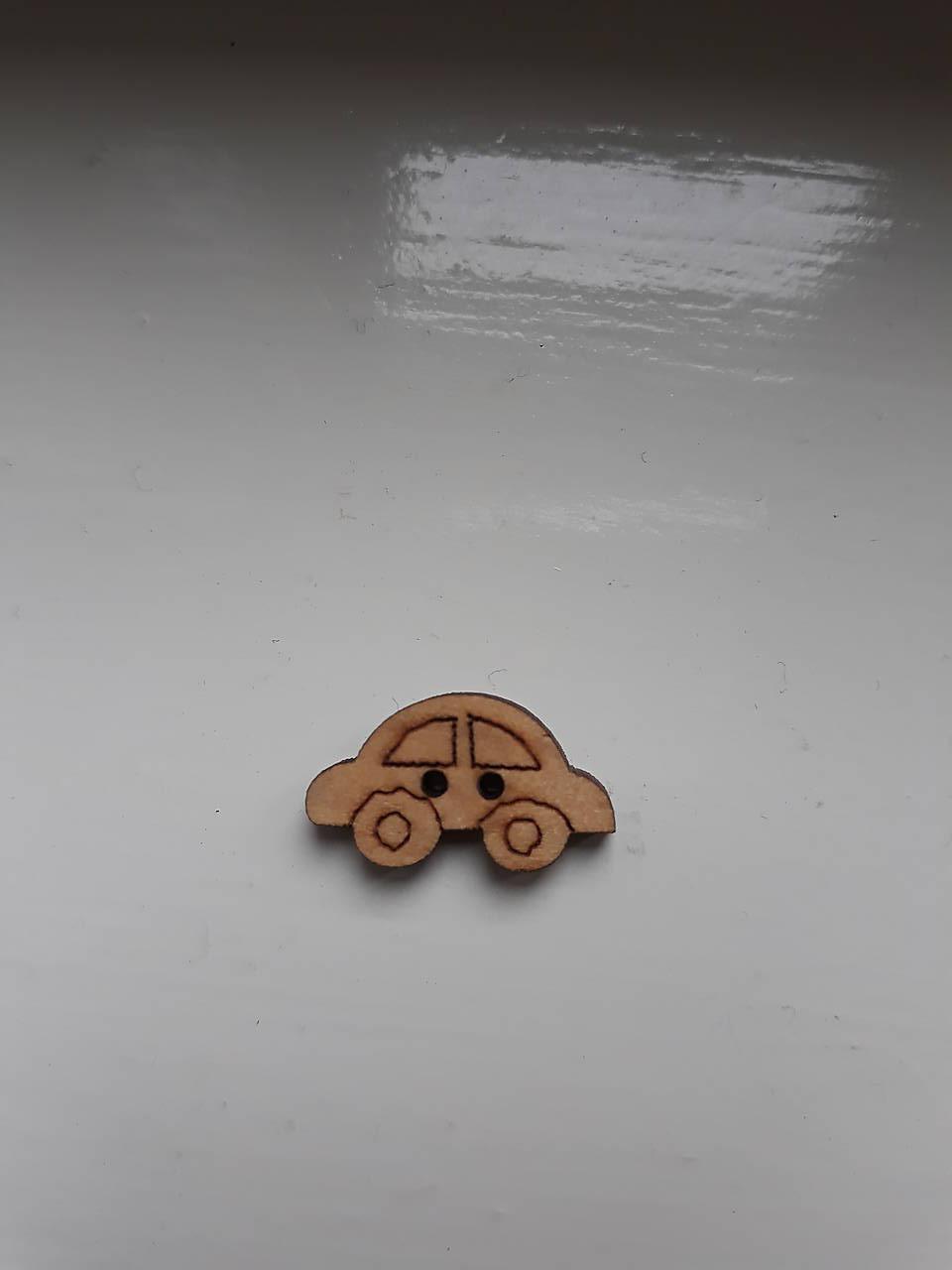 G104 Gombík drevený (Autíčko 2 × 1,2 cm)