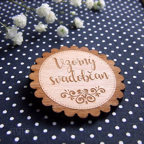 Svadobné pierka - Drevený svadobný odznak . Folk - 9252982_