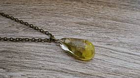 Náhrdelníky - Slzička s kvietkami - živicový náhrdelník (AKCIA Živicová slza s kvietkami menšia - náhrdelník č.1875) - 9259615_