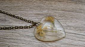 Náhrdelníky - Srdiečko s kvietkami - živicový náhrdelník - 9259962_