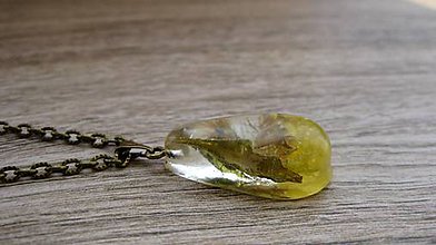 Náhrdelníky - Slzička s kvietkami - živicový náhrdelník (AKCIA Živicová slza s kvietkami menšia - náhrdelník č.1875) - 9259610_