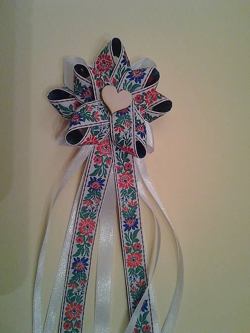 Svadobné pierka - folklórne pierko s dreveným srdiečkom pre družbu, starejšieho - 9265030_