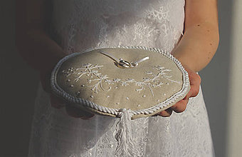 Prstene - Svadobný vankúšik pod obrúčky- Biele kvety - 9265289_
