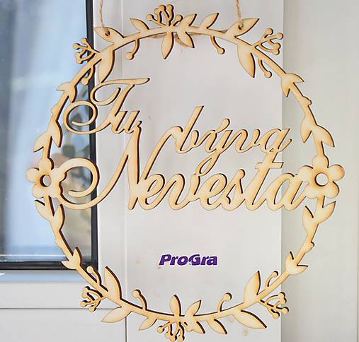 Dekorácie - Venček - Tu býva nevesta (17 cm) - 9268718_