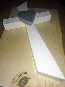 Dekorácie - svadobný drevený kríž so strieborným srdiečkom / krížik - 9269291_